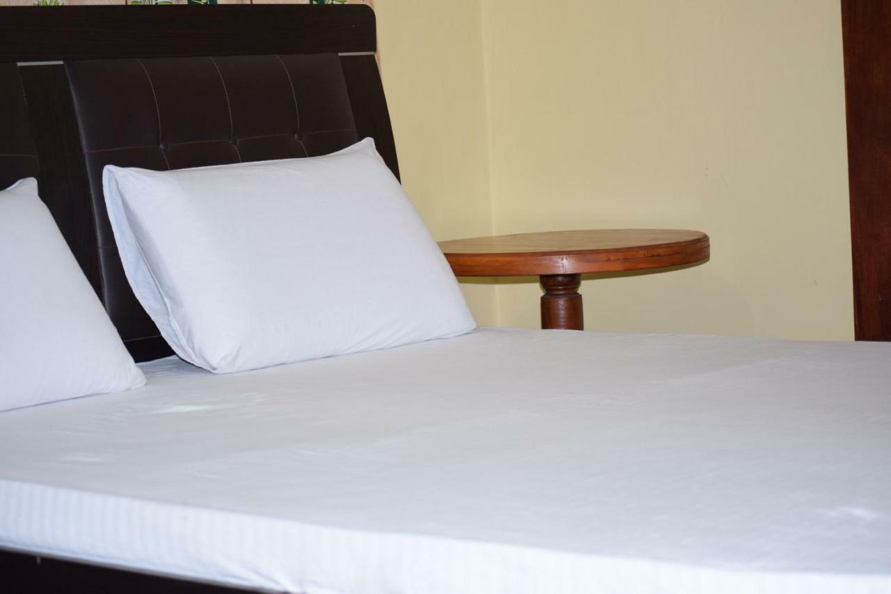 Nirmala Hotel And Restaurant Полоннарува Экстерьер фото